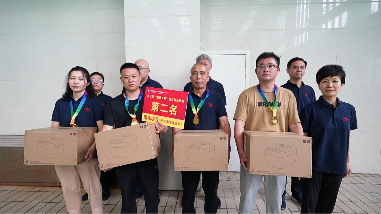 08公司工會主席、副總經(jīng)理時群英為榮獲450米接力項目第二名的：第十三分工會（焦作分公司）頒獎表彰.jpg