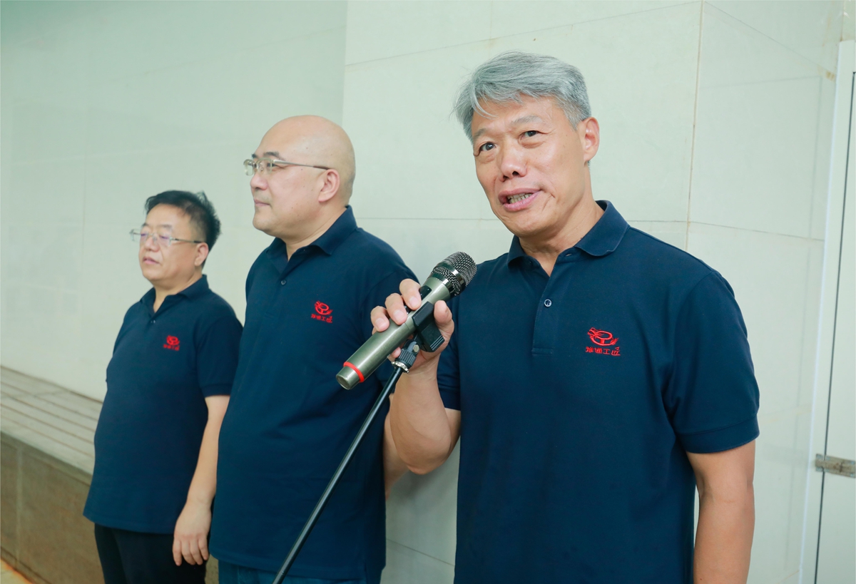01-公司黨委書記、總經(jīng)理李子憲宣布第三屆“豫通工杯”員工游泳比賽圓滿閉幕.JPG